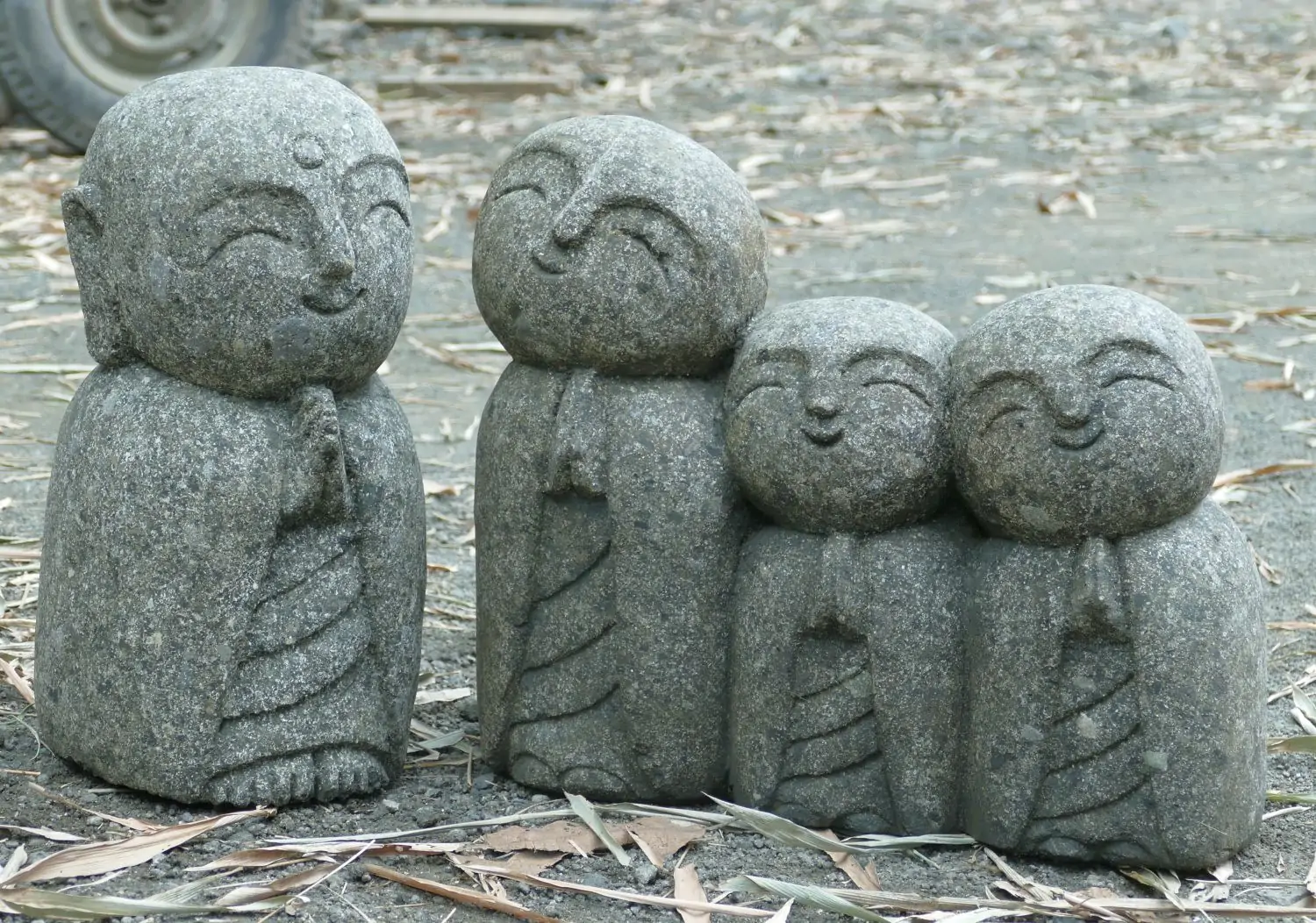  Product image 2 of the product “Jizo is little monk, with 4 jizo are grouping such as 1 part separate and 3 grouping (4 parts in 1 se) ”